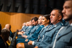 Zdjęcie przedstawiające policjantów.