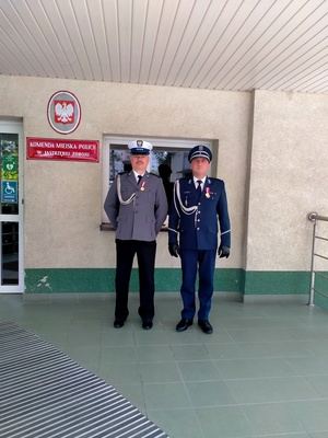 Zdjęcie przedstawiające 2 policjantów z jastrzębskiej komendy.