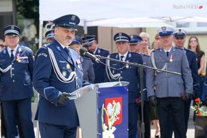 Zdjęcie przedstawiające policjantów w tle ora przemawiającego Policjanta.