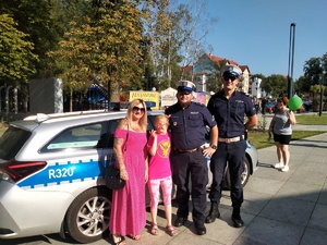 Zdjęcie przedstawiające policjantów oraz kobietę z córką.