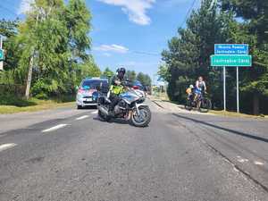 Zdjęcie przedstawiające policjanta na motorze.