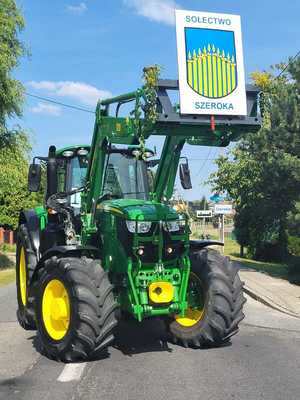 Zdjęcie przedstawiające traktor w korowodzie.