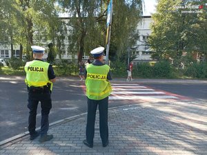 Zdjęcie przedstawiające policjantów w okolicy przejścia dla pieszych.