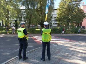 Zdjęcie przedstawiające policjantów ruchu drogowego przy przejściu dla pieszych.