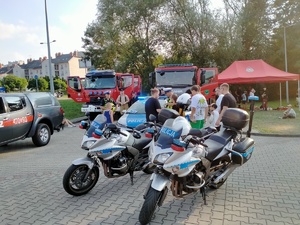 Zdjęcie przedstawiające motocykle służbowe oraz radiowoy policji i straży pożarnej.