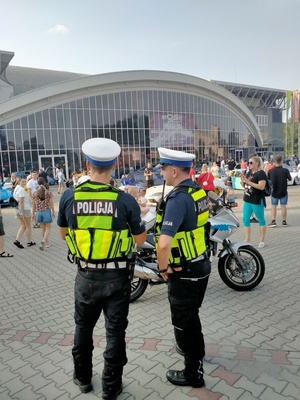 Zdjęcie przedstawiające policjantów oraz motocykle.