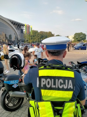 Zdjęcie przedstawiające policjanta ruchu drogowego.