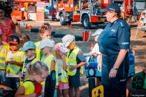 Zdjęcie przedstawiające policjantkę oraz przedszkolaki.