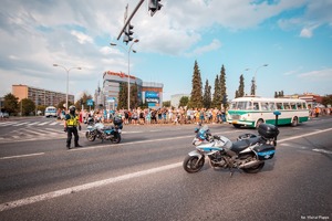 Zdjęcie przedstawiające dwa policyjne motocykle oraz policjanta.