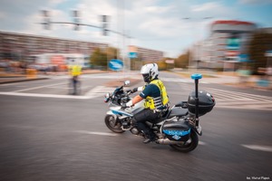 Zdjęcie przedstawiające policjanta na motocyklu.