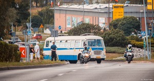 Zdjęcie przedstawiające policjantów na motocyklach oraz uczestników.