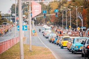 Zdjęcie przedstawiające korowód pojazdów.