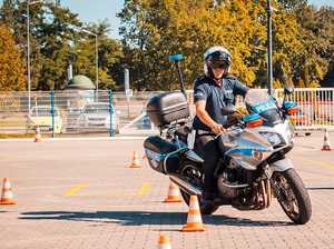 Zdjęcie przedstawiające policjanta na motorze.