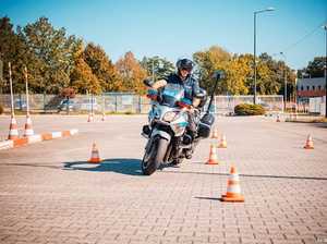 Zdjęcie przedstawiające policjanta na motorze.