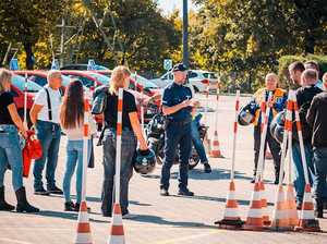 Zdjęcie przedstawiające policjanta oraz uczestników.