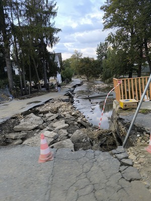 Zdjęcie przedstawiające uszkodzona drogę.