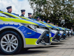 Zdjęcie policjantów oraz radiwozów.