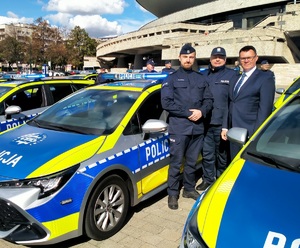 Zdjęcie przedstawiające Pana Andrzeja Kobę, Pana Komendanta Marka Sobiegraja oraz policjanta.