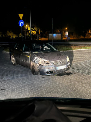 Zdjęcie uszkodzonego pojazdu stojącego na parkingu.