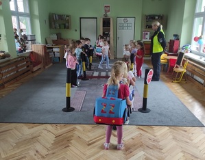 Zdjęcie przedstawiające dzieci oraz policjantkę w czasie zabawy.