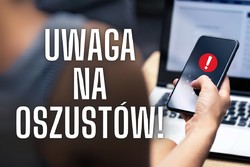 Zdjęcie dłoni trzymającej telefon.