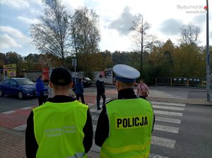 Zdjęcie przedstawiające policjanta oraz ucznia klasy policyjnej.