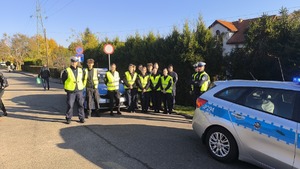 Zdjęcie grupowe policjantów i uczniów klasy policyjnej.