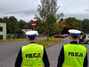 Zdjęcie przedstawiające policjantów.