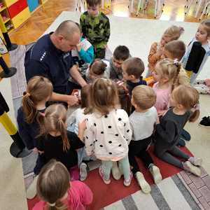 Zdjęcie przedstawiające policjanta oraz dzieci.