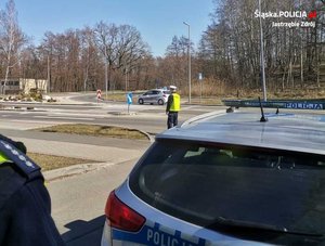 Zdjęcie policjanta sprawdzającego stan trzeźwości kierowcy.