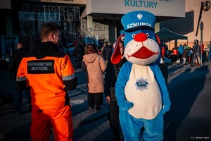 Zdjęcie przedstawiające Sznupka oraz Ratownika Medycznego.