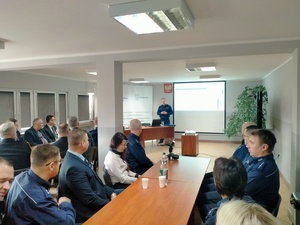 Zdjęcie przedstawiające Pana Komendanta oraz policjantów i zebranych gości.