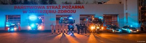Zdjęcie policjantów oraz strażaków w momencie oddania hołdu.