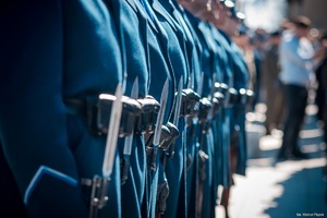 Zdjęcie przedstawiające policjantów z kompani honorowej.