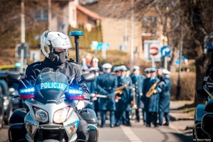 Zdjęcie przedstawiające policjantów na motorach.