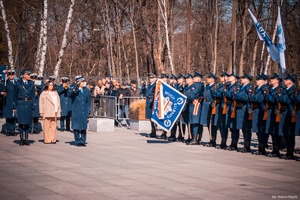 Zdjęcie przedstawiające Pana Komendanta oraz Panią dyrektor w trakcie oddania honoru kadetowm.