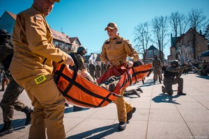 Zdjęcie uczniów klasy pożarniczej w trakcie udzielania pomocy.