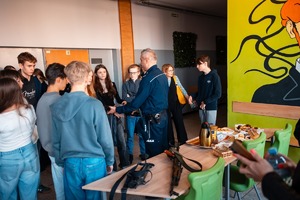 Zdjęcie przedstawiające stoisko profilaktyczne Policji oraz uczestników.