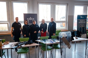 Zdjęcie przedstawiające Policjantów przy stoisku profilaktycznym.