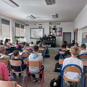 Zdjęcie policjantów oraz uczestników spotkania.