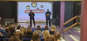Zdjęcie przedstawiające uczestników oraz Policjantkę i Policjanta.