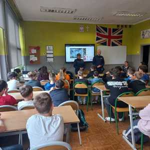 Zdjęcie policjantów oraz zebranych uczestników.