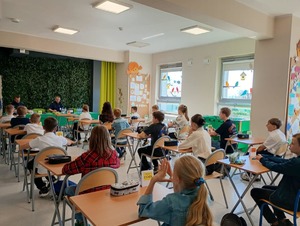 Zdjęcie przedstawiające uczniów w trakcie pisania testu.