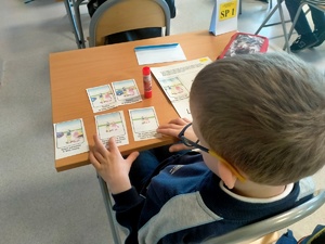 Zdjęcie przedstawiające chłopca w trackie odgadywania testu.