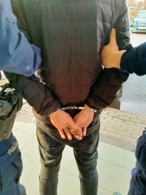 Zdjęcie dwóch policjantów i zatrzymanego.