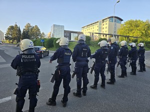 Zdjęcie przedstawiające Policjantów zabezpieczających  mecz.