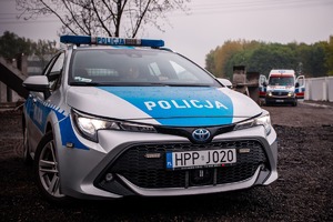 Zdjęcie przedstawiające radiowóz oraz karetkę.