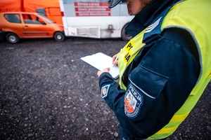 Zdjęcie przedstawiające policjanta.