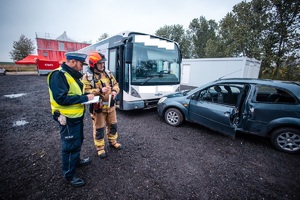 Zdjęcie przedstawiające Policjanta oraz Strażaka.
