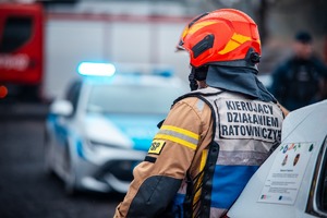 Zdjęcie przedstawiające Strażaka oraz autobus.